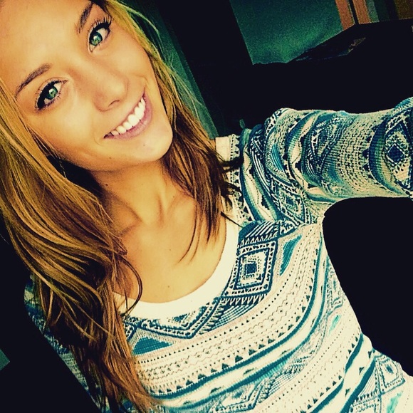 Profile Picture of Alice Tennigkeit (@alicetennigkeit) on Poshmark