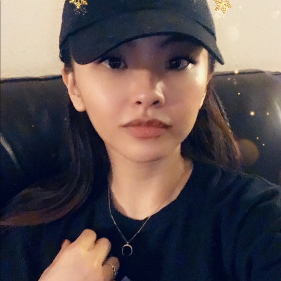 Profile Picture of Julia & jenni (@polaris07209) on Poshmark