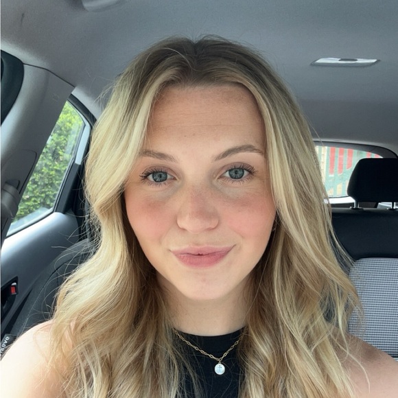 Profile Picture of Chloe Haws (@chloe_haws) on Poshmark