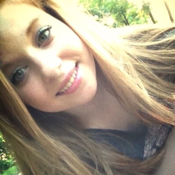 Profile Picture of Danielle Guthridge (@daniellyjustine) on Poshmark