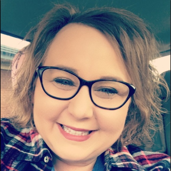 Profile Picture of Candice Devore (@candicegates) on Poshmark