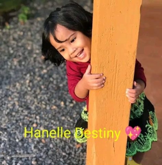 Profile Picture of Rayna Linge (@rainaleen27) on Poshmark
