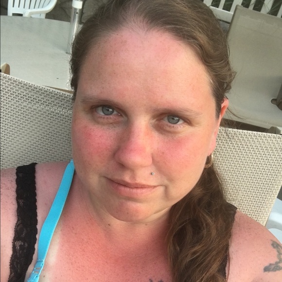 Profile Picture of Stefanie Graybill (@whitetiger1981) on Poshmark