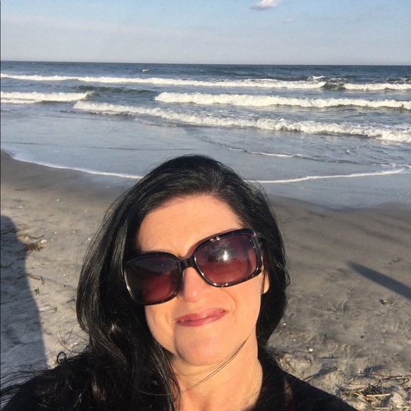 Profile Picture of Lynda Susman (@lsusman) on Poshmark
