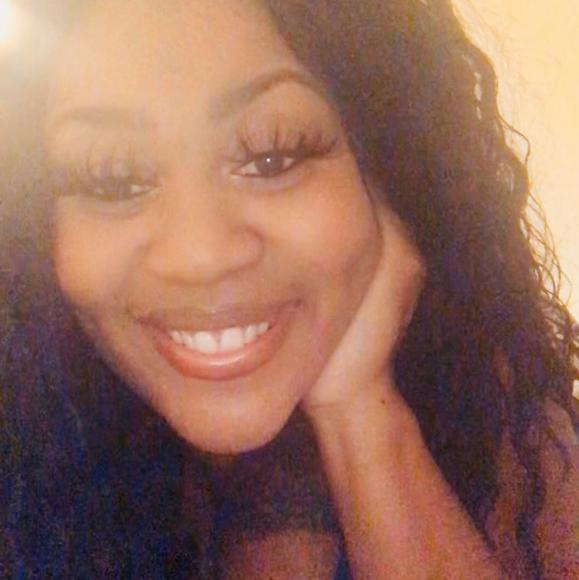 Profile Picture of Tommika Goodrich (@touchmypetals) on Poshmark