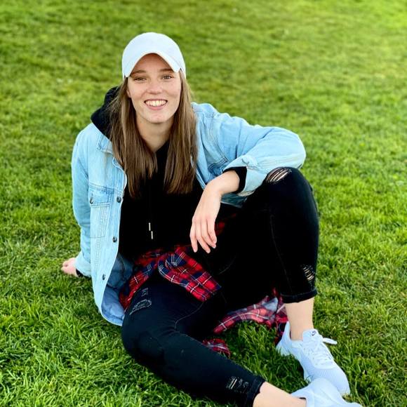 Brooke Menesini - Poshmark Profile Picture of Brooke Menesini (@bmenesin) on Poshmark