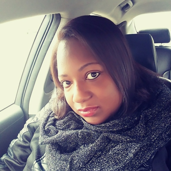 Profile Picture of Thinika Spidell (@mznika299) on Poshmark
