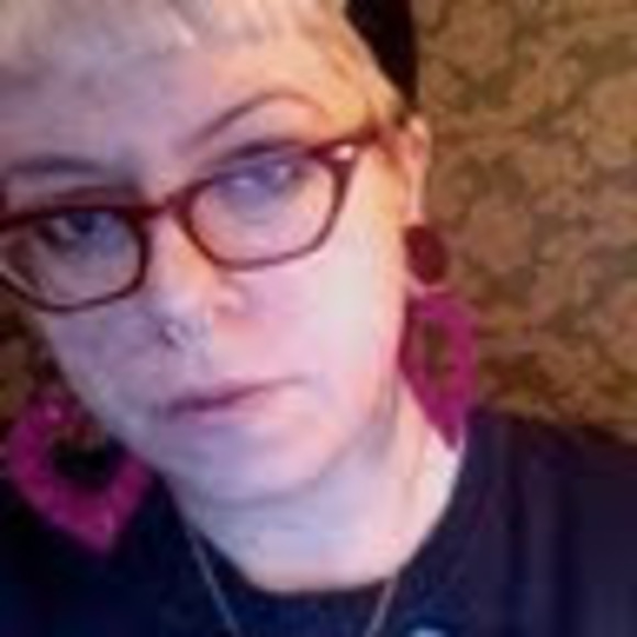 Profile Picture of Ashley Starner (@ashleystarner) on Poshmark