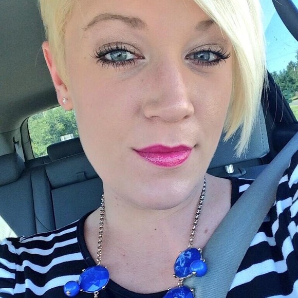 Profile Picture of Jessie Swickey (@jessieswickey) on Poshmark