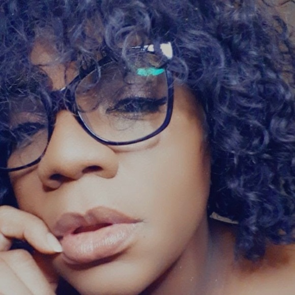 Profile Picture of Dee Hardeman (@danistylz) on Poshmark