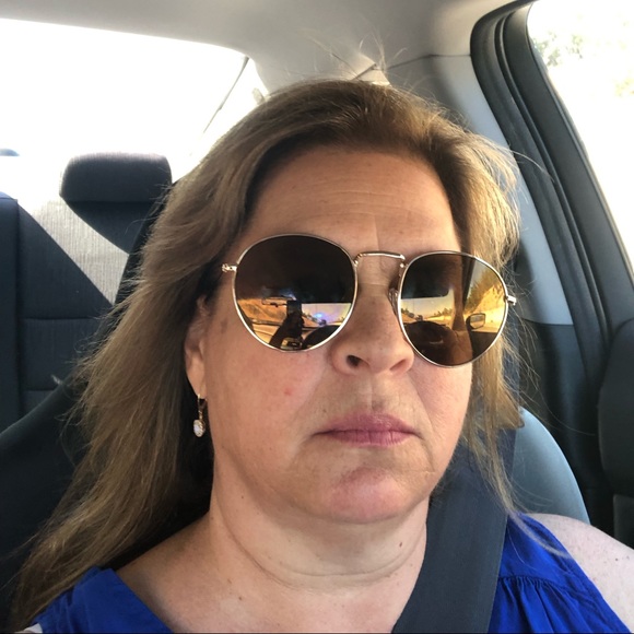 Profile Picture of Catherine Gonzalez (@gonzalezc415) on Poshmark