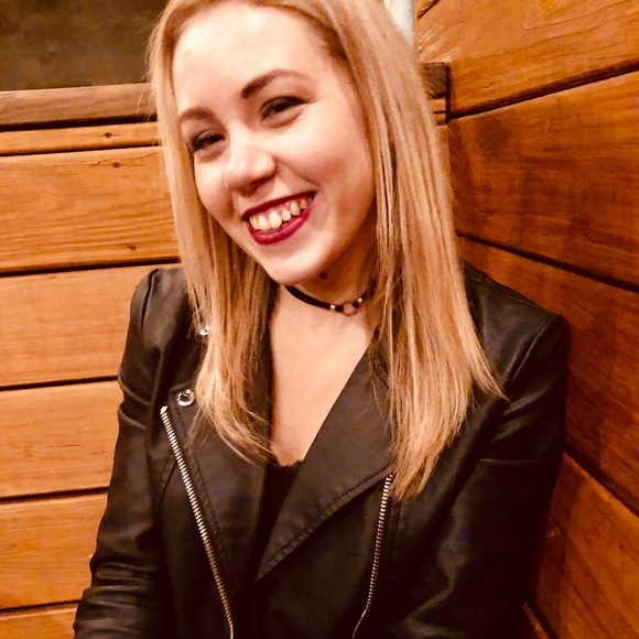 Profile Picture of Chloe Slafka (@chloeslafka) on Poshmark