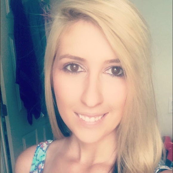 Profile Picture of Samantha Heusman (@sravary) on Poshmark