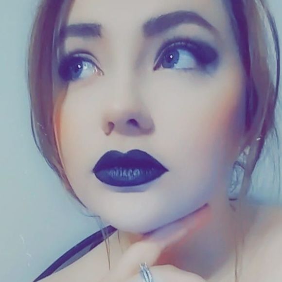 Profile Picture of Alissa Greenham (@lissadawn1996) on Poshmark