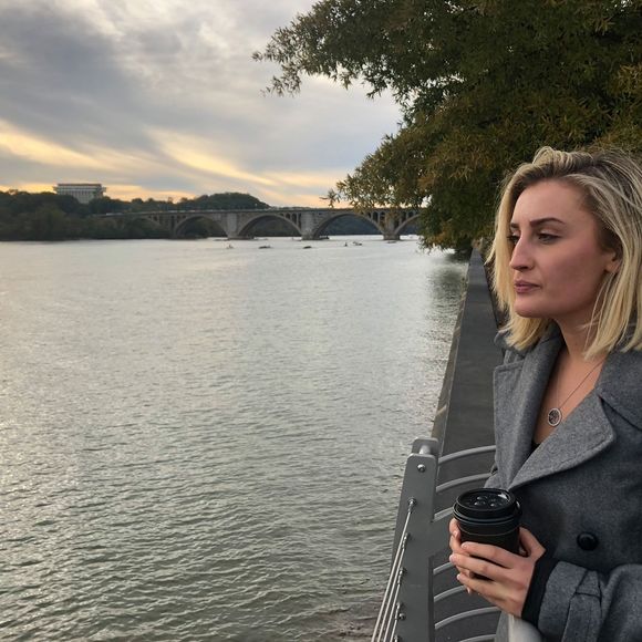 Profile Picture of Andrea Foglesong (@bobsagggett) on Poshmark