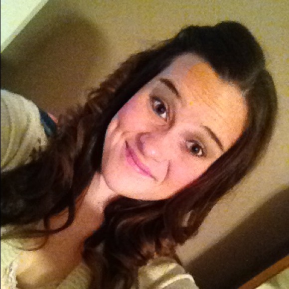 Profile Picture of Mandy Evans (@mandyevans96) on Poshmark