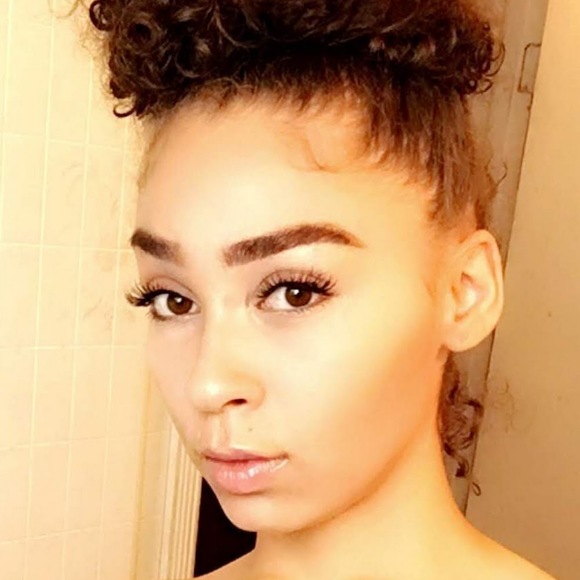 Profile Picture of Terra Applegate (@terra0515) on Poshmark