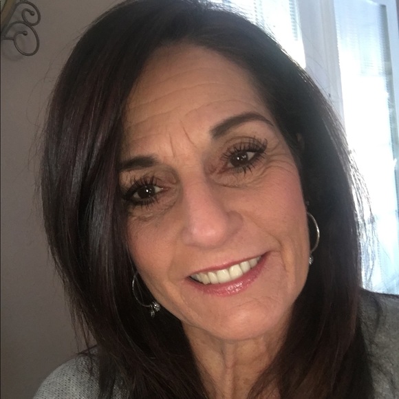 Profile Picture of Laura Dipascale (@laurad630) on Poshmark