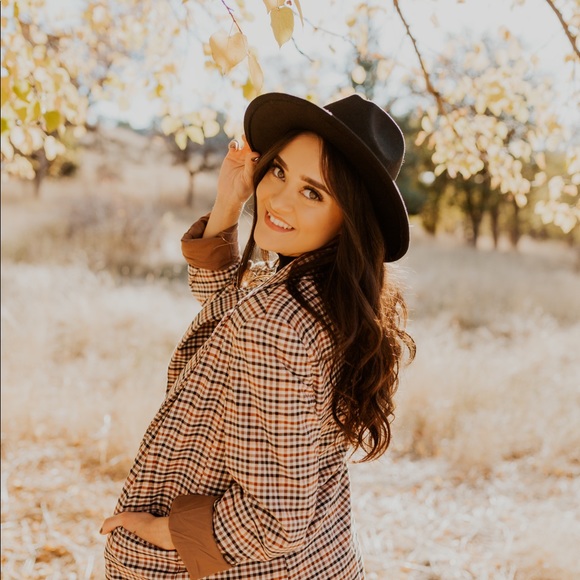 Profile Picture of Alexa Guzman (@aguzman98) on Poshmark