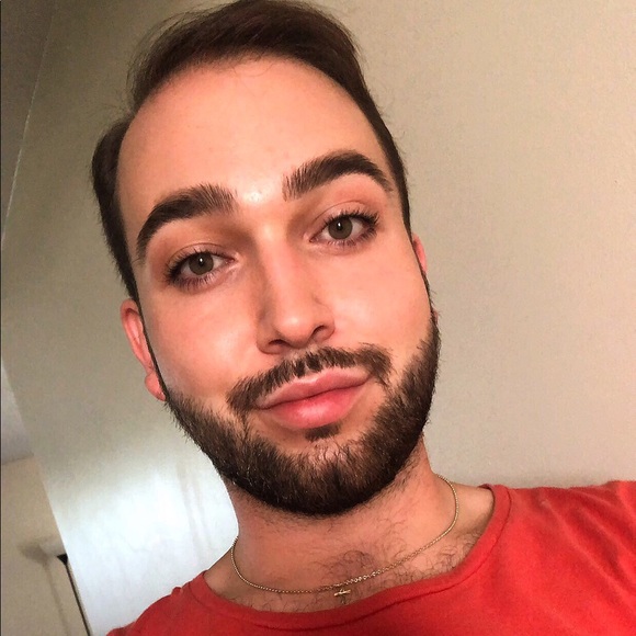 Profile Picture of Jonathan Wolfenbarger (@jwolfbeauty) on Poshmark