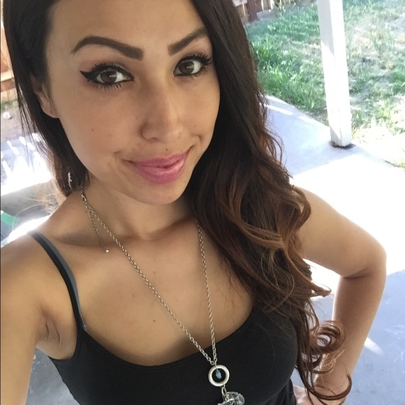 Profile Picture of Danielle Delacerda (@dani_2109) on Poshmark
