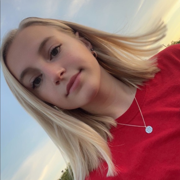 Profile Picture of Lauren Miers (@laurenmiers) on Poshmark