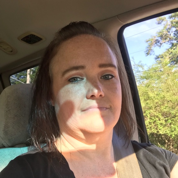 Profile Picture of Kim Mazikowski (@kimmazikowski) on Poshmark