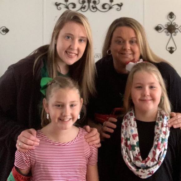 Profile Picture of Cherie Bradow (@cheriedb) on Poshmark