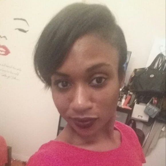 Profile Picture of Heather Asante (@a_h87) on Poshmark