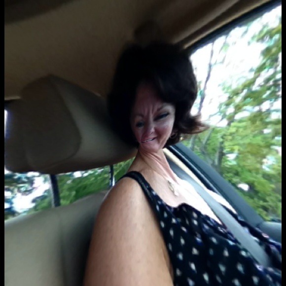 Profile Picture of Lisa Hansen (@trendy22) on Poshmark