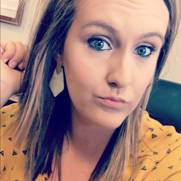 Profile Picture of Lahela Robinson (@lahela_robinson) on Poshmark