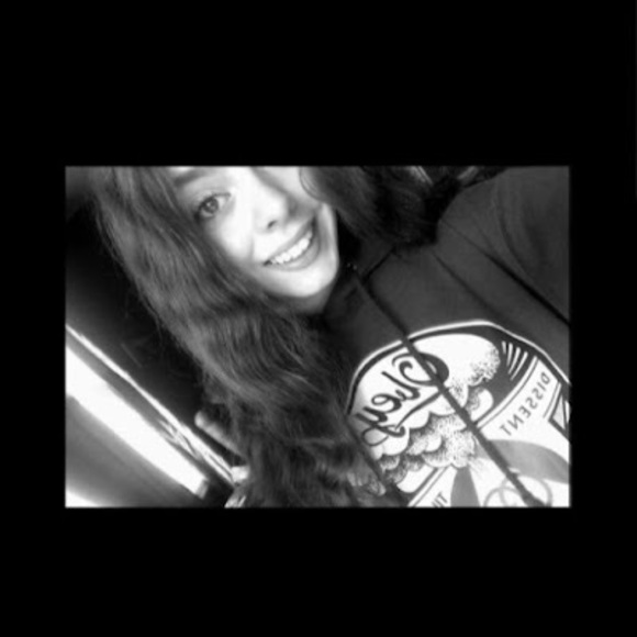 Profile Picture of Angelique Muise (@angelique_muise) on Poshmark