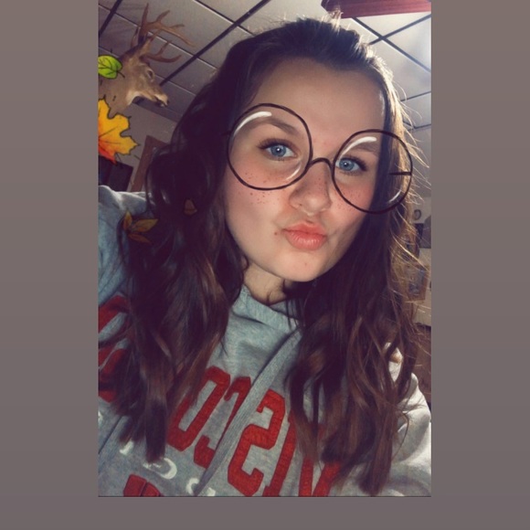 Profile Picture of Ella Wirkus (@ellawirkus) on Poshmark