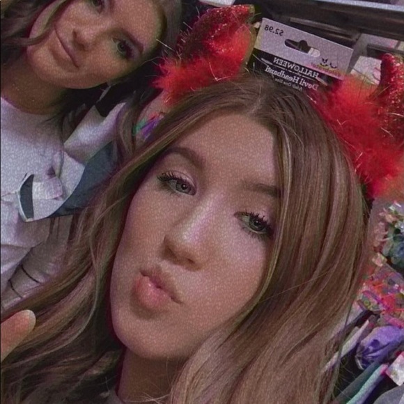 Profile Picture of Shelby Springall (@shelbyspringall) on Poshmark