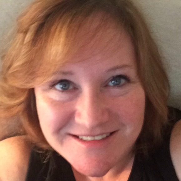 Profile Picture of Mindy Sutherland (@mdsutherland) on Poshmark