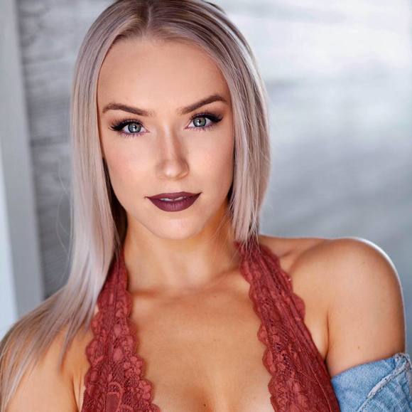 Profile Picture of Julia Galloway (@littlejewlia) on Poshmark