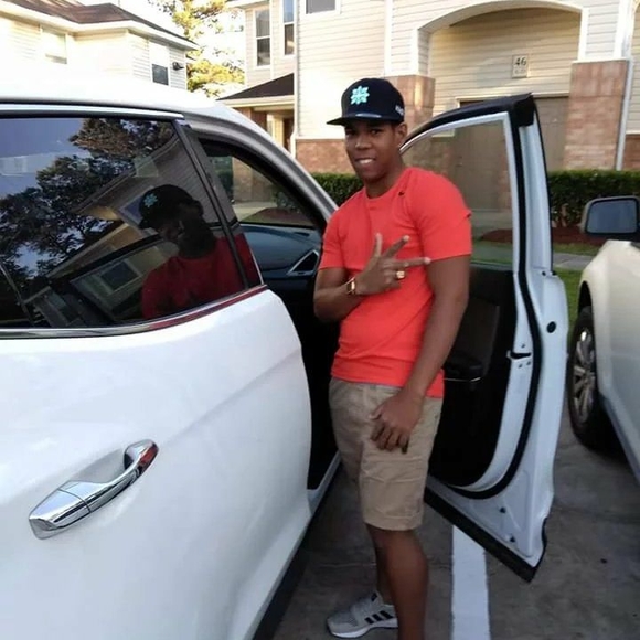 Profile Picture of Kevin Dominguez (@kevindomingu476) on Poshmark