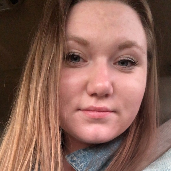 Profile Picture of Andrea Faubert (@andrea_faubert) on Poshmark