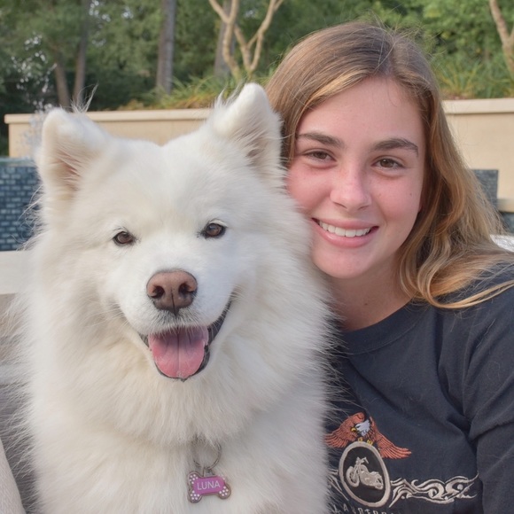 Profile Picture of Anna Roussos (@annaroussos) on Poshmark