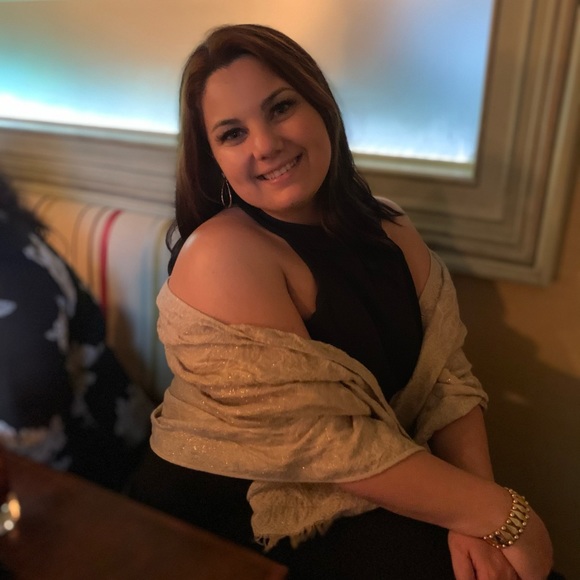 Profile Picture of Julia Umlauft (@jumlauft) on Poshmark