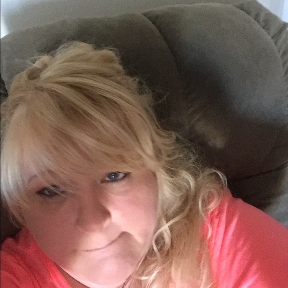 Profile Picture of Lori Lewers (@azblonde_beauty) on Poshmark