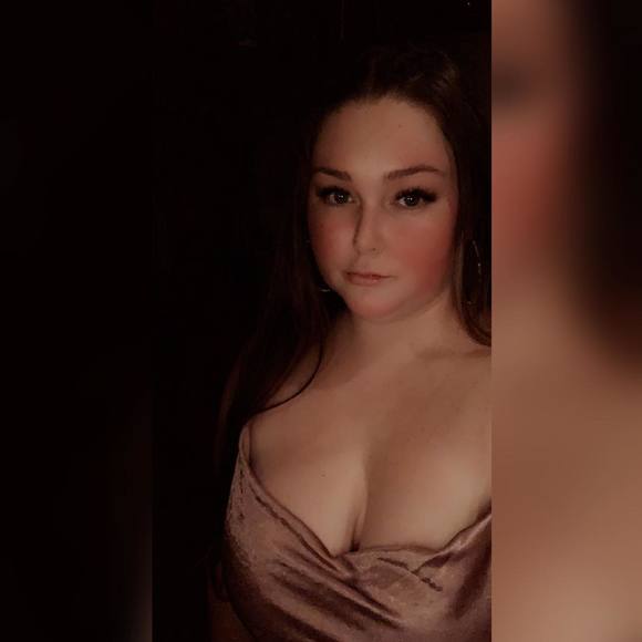 Profile Picture of Bobbi Rowsell (@bobbirowselll) on Poshmark