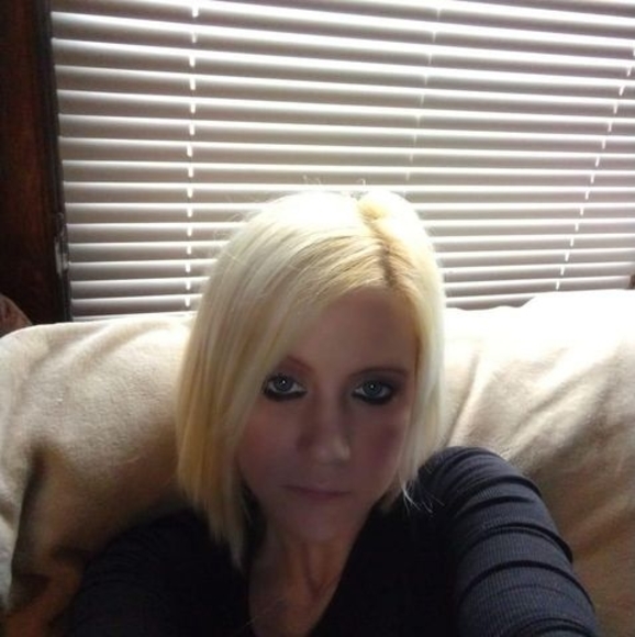 Profile Picture of April Thompson (@aprilthompso684) on Poshmark