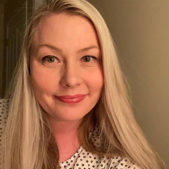 Profile Picture of Andrea Larsen (@andyreyha) on Poshmark