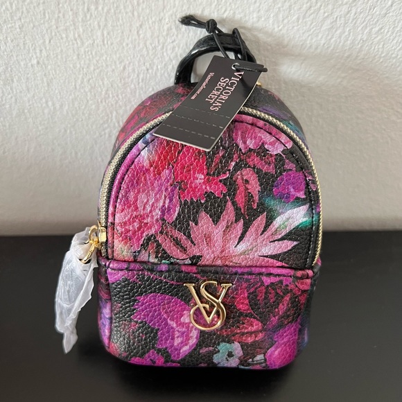 Profile Picture of Iris Resto (@iris1849) on Poshmark