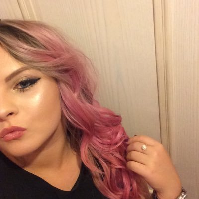 Profile Picture of Laura. (@LauraMackXX) on Twitter