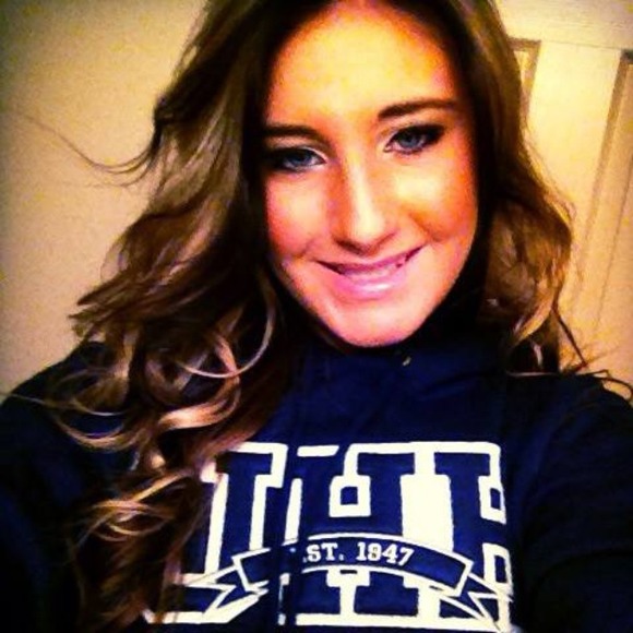 Profile Picture of Cierra Carnduff (@cierrajustice21) on Poshmark