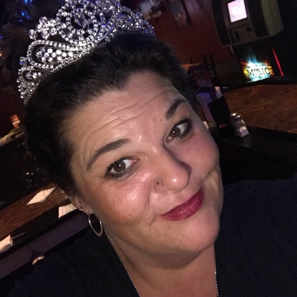 Profile Picture of Tonya Stiles (@brassrail) on Poshmark