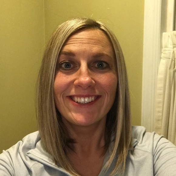 Profile Picture of Angie Cruzen (@angelabcruzn) on Poshmark