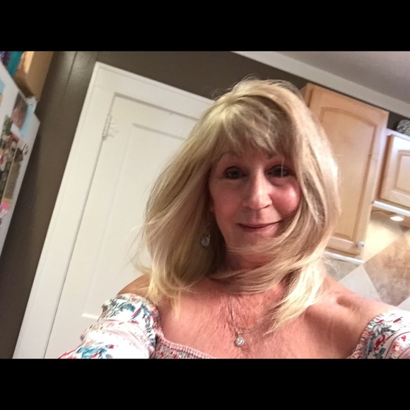 Profile Picture of Karen Squires (@fuentejps) on Poshmark
